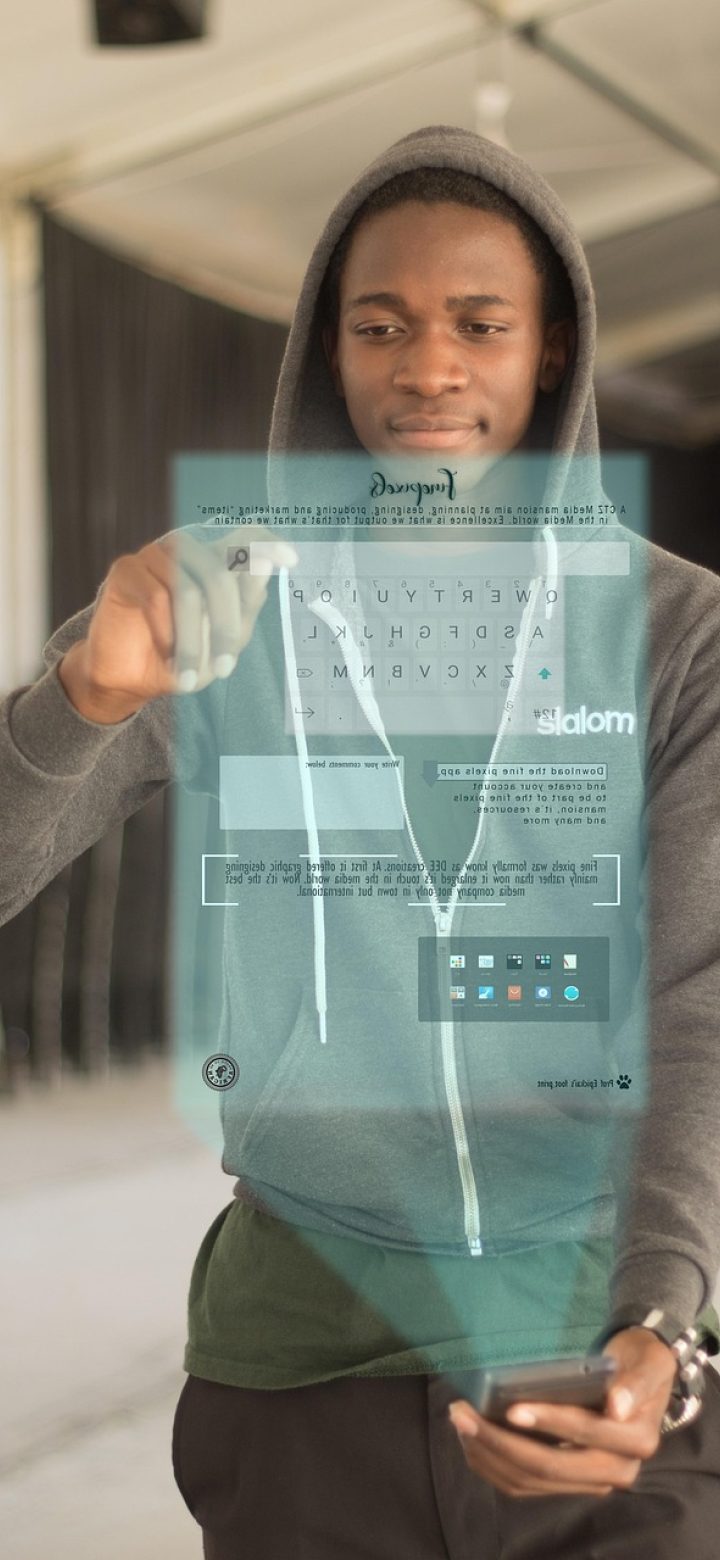 文件翻译 App 翻译设置界面截图，界面上半部是语言方向选择器，下半部是术语库与保留排版两个开关，浅色卡片配钴蓝描边，层次分明